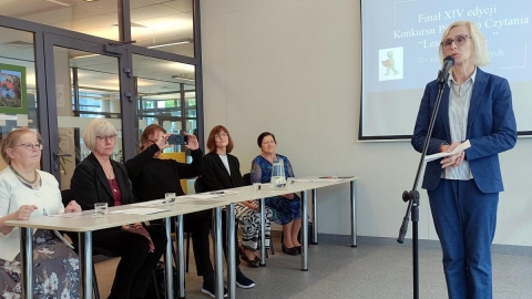 Ellen Balsewitsch-Oldach (zweite von links) und Dirk-Uwe Becker (dritter von links) mit den polnischen Jurymitgliedern sowie der Sprecherin, Leiterin der Philologischen Bibliothek der Universität Poznań.